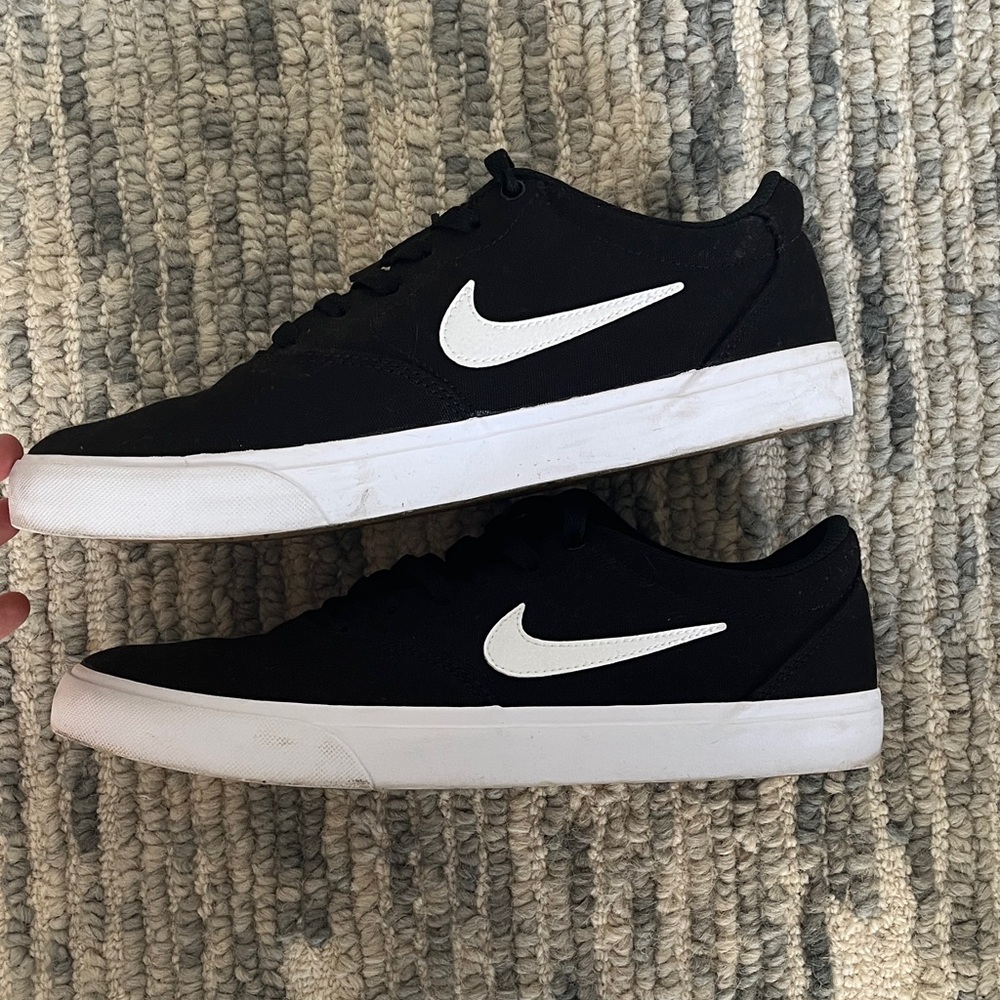 Nike Men's Black and White Charge Sneaker